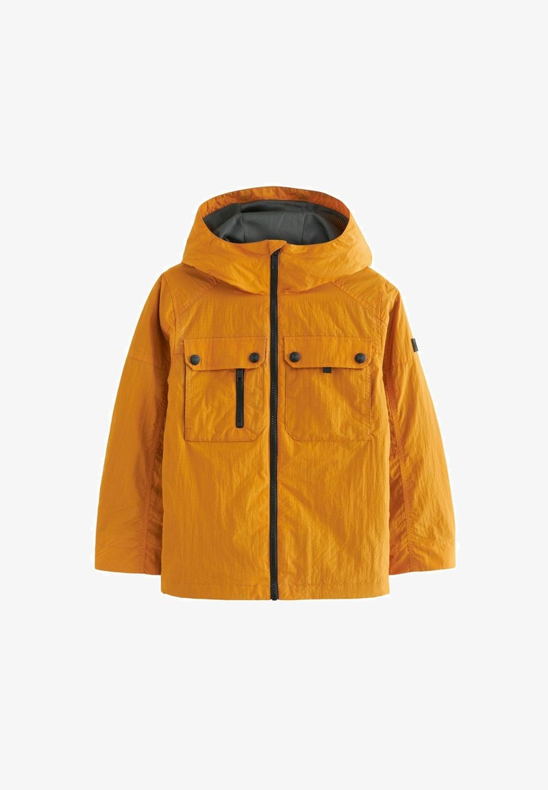 Veste orange résistante à l'eau avec capuche, deux poches poitrine, fermeture éclair noire et finition texturée. Dotée d'une doublure grise à l'intérieur.