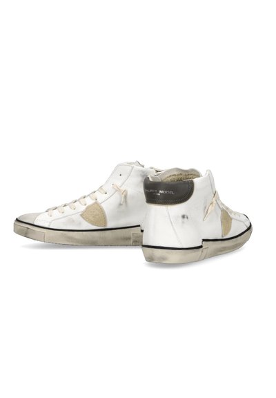 Sneaker alte in pelle bianca con accenti beige, dettagli testurizzati e suole consumate. Finitura in gomma nera alla base.