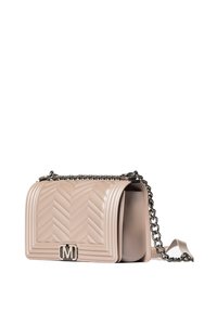 Borsa a tracolla in pelle beige trapuntata con pattina, tracolla in catena metallica e forma rettangolare. Presenta un logo sul davanti.