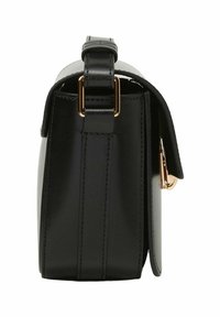 Sac à main en cuir noir de forme rectangulaire, avec des détails de couture sur le côté, une poignée supérieure et des accents en matériel doré.