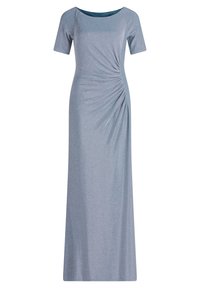 Lång, figursydd klänning i skimrande ljusblått tyg. Har korta ärmar och rynkdetaljer på sidan för extra textur och form.