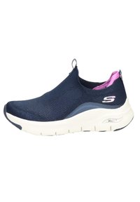 Skelett-sneaker i marinblå mesh med rosa accenter, ergonomisk design, elastisk häl för enkel påtagning och en vadderad vit sula.