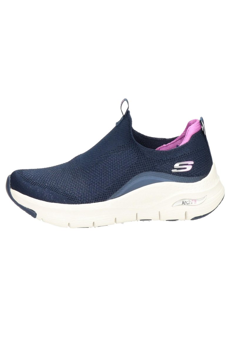 Skelett-sneaker i marinblå mesh med rosa accenter, ergonomisk design, elastisk häl för enkel påtagning och en vadderad vit sula.