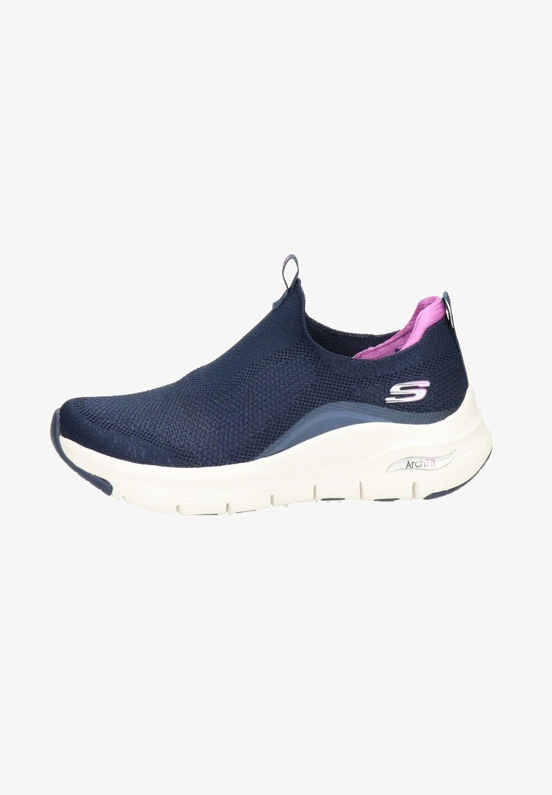 Skeletal sneaker in navy blue mesh with pink accents, ergonomic design, elastic heel for easy wear, and a cushioned white sole.