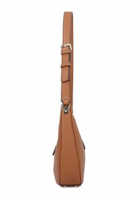 Borsa a spalla in pelle tan con una forma elegante, tracolla regolabile, accessori in argento e design minimalista. Finitura testurizzata con accenti sottili.