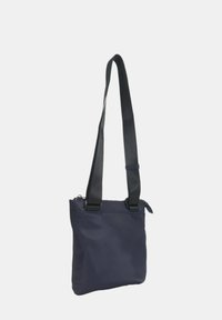 Borsa a tracolla in nylon blu navy con zip superiore e tracolla nera regolabile, caratterizzata da una texture liscia e un design minimalista.