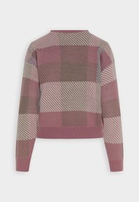 Pull à manches longues avec poignets et ourlet côtelés, présentant un grand motif à carreaux dans des tons mauve, taupe, beige et bleu clair.