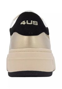 Sneaker nera e oro con una parte superiore nera testurizzata, dettagli metallici dorati e una suola in gomma beige. Presenta il marchio "4US" sul tallone.