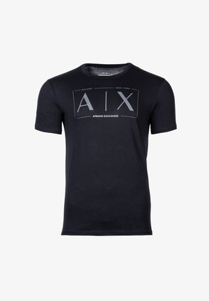 Camiseta negra de manga corta Armani Exchange con el logo A|X y texto Milano y New York en el pecho.