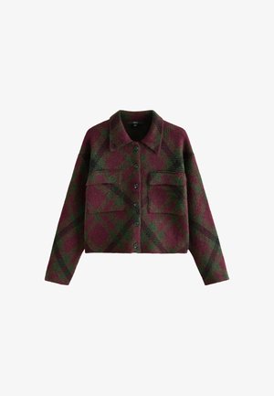 Veste à carreaux avec une combinaison de couleurs bordeaux et vert, fabriquée en tissu texturé, dotée de deux poches avant et de boutons noirs.