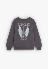 Sudadera gris con un gráfico de guitarra y alas de ángel, acompañada del texto "SCALPERS WORLD TOUR". Tejido suave con puños y cuello acanalados.