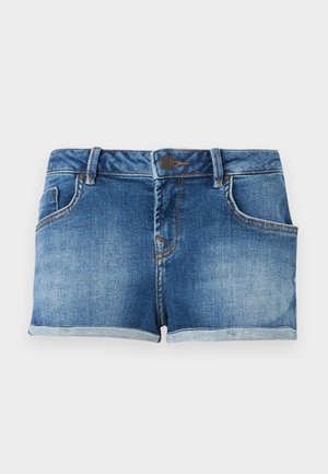 Shorts di denim blu con bottoni frontali, passanti per cintura, tasche anteriori e orlo arrotolato su uno sfondo chiaro e semplice.