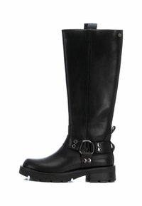 Bota negra de cuero hasta la rodilla con punta redonda, acento de hebilla y suela texturizada. Cuenta con una pestaña en la parte superior para facilitar su uso.