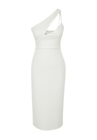 Robe blanche cintrée avec un design asymétrique à une épaule, présentant un devant croisé et un ourlet arrivant au genou. Tissu lisse avec des détails minimaux.