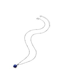 Collana in argento con pendente in pietra blu. La catena presenta un design delicato a perline, mettendo in mostra una pietra liscia e rotonda.