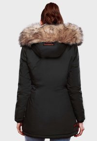 Schwarzer Parka-Mantel mit abnehmbarem hellbraunem Pelzkapuze. Verfügt über eine taillierte Taille, lange Ärmel und eine glatte Stofftextur.