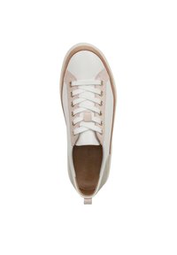 Witte leren sneaker met lichtroze suède accenten, afgeronde neus, zes oogjes, gouden hardware en een merkdetail op de binnenzool.