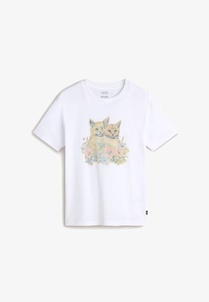 T-shirt bianco in cotone con un'illustrazione ad acquerello di due gattini circondati da elementi floreali in delicati colori pastello.