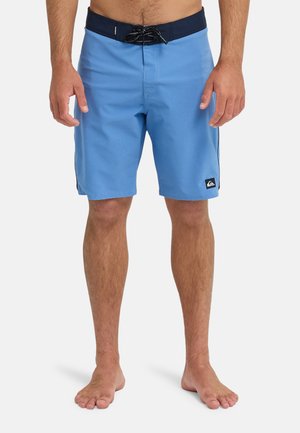 Blauwe boardshorts gemaakt van lichtgewicht stof, voorzien van een tailleband met trekkoord, zijzakken en een klein logoplaatje op de zoom.
