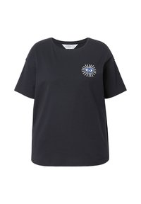 Zwart T-shirt met korte mouwen en ronde hals, voorzien van een klein blauw oog en stralende witte lijnen ontwerp op de linker borst.