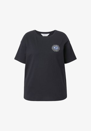 T-shirt noir à manches courtes avec col rond, présentant un petit œil bleu et un design de lignes blanches rayonnantes sur le côté gauche de la poitrine.
