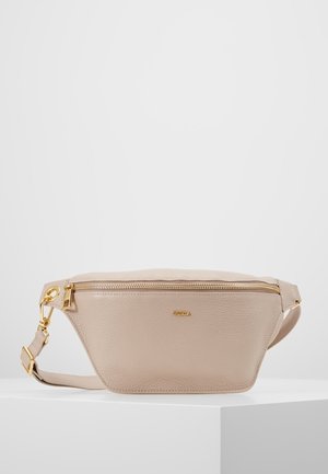 Sac banane en cuir beige avec fermeture éclair dorée, bandoulière ajustable et logo discret doré à l'avant, présenté sur une surface blanche.