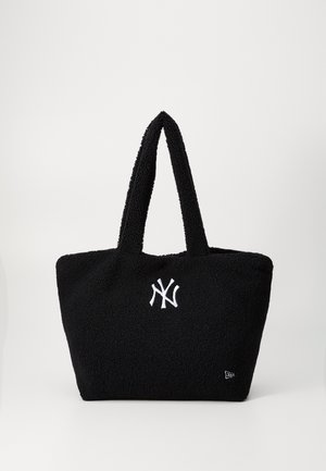 Zwarte schoudertas van textured stof met een harige uitstraling, voorzien van een geborduurd wit NY-logo en twee stevige handvatten.