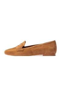 Bruine suède loafers met een platte hak, voorzien van een gestikte bandaccent op het bovenwerk en een gestroomlijnd, minimalistisch design.