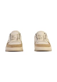 Sneaker in suede beige e crema con una finitura testurizzata, dotate di suola in gomma, design con lacci e un logo discreto sulla linguetta.