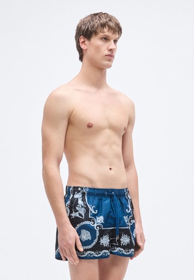 Σορτς με γυαλιστερό μπλε και μαύρο ύφασμα με μοτίβο πεϊσλί, ελαστική μέση και κορδόνι για ρύθμιση.