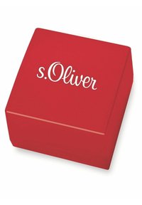 Boîte à bijoux carrée rouge avec le nom de la marque "s.Oliver" en lettres cursives blanches sur le dessus.
