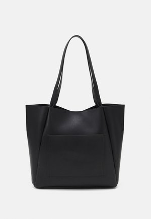 Borsa a spalla nera realizzata in materiale sintetico morbido, dotata di due manici lunghi e una tasca frontale con apertura a giorno dal design angolare.