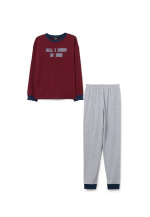 Top de manga larga color marrón burdeos con detalles en azul, que presenta el texto "TODO LO QUE NECESITO ES CAMA"; combinado con pantalones gris claro de cintura elástica.