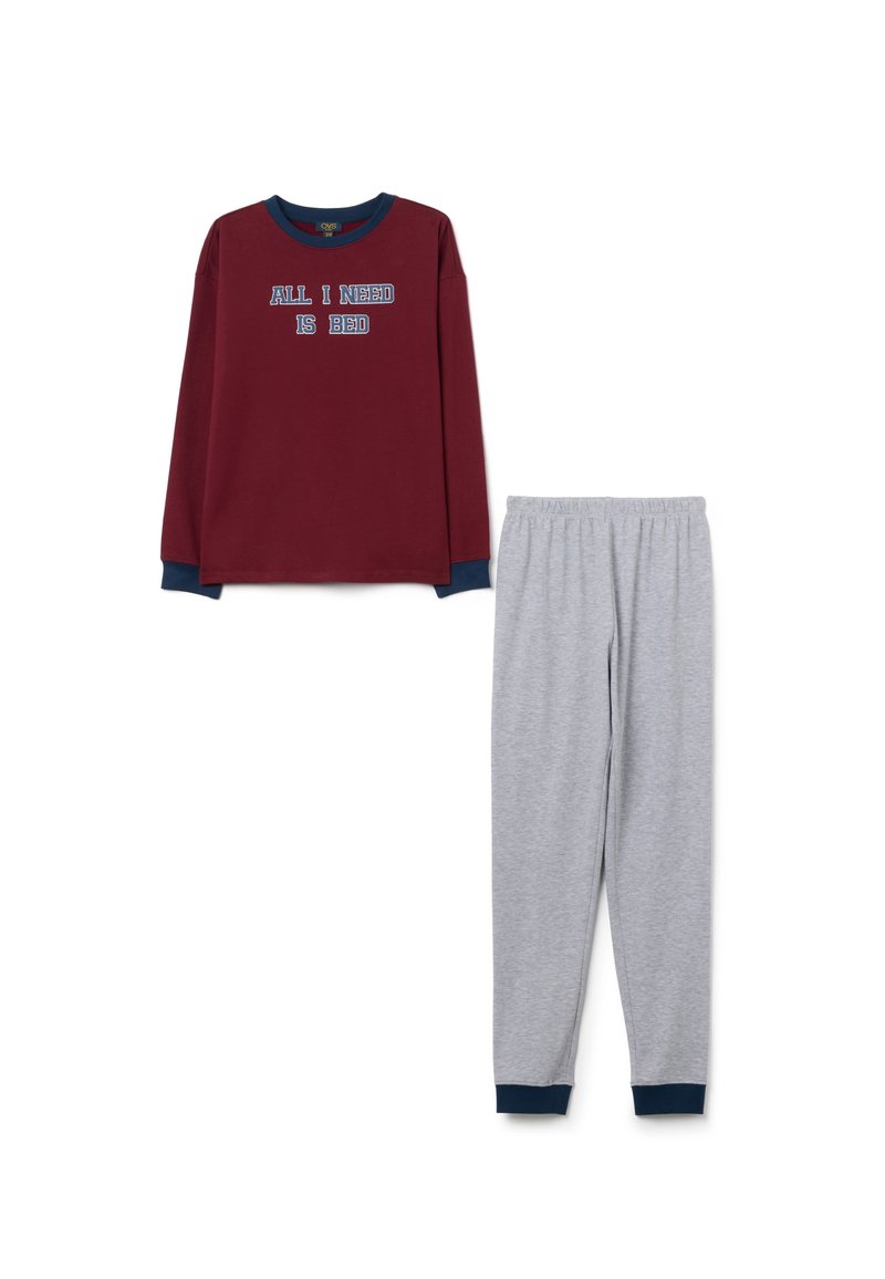 Top de manga larga color marrón burdeos con detalles en azul, que presenta el texto "TODO LO QUE NECESITO ES CAMA"; combinado con pantalones gris claro de cintura elástica.