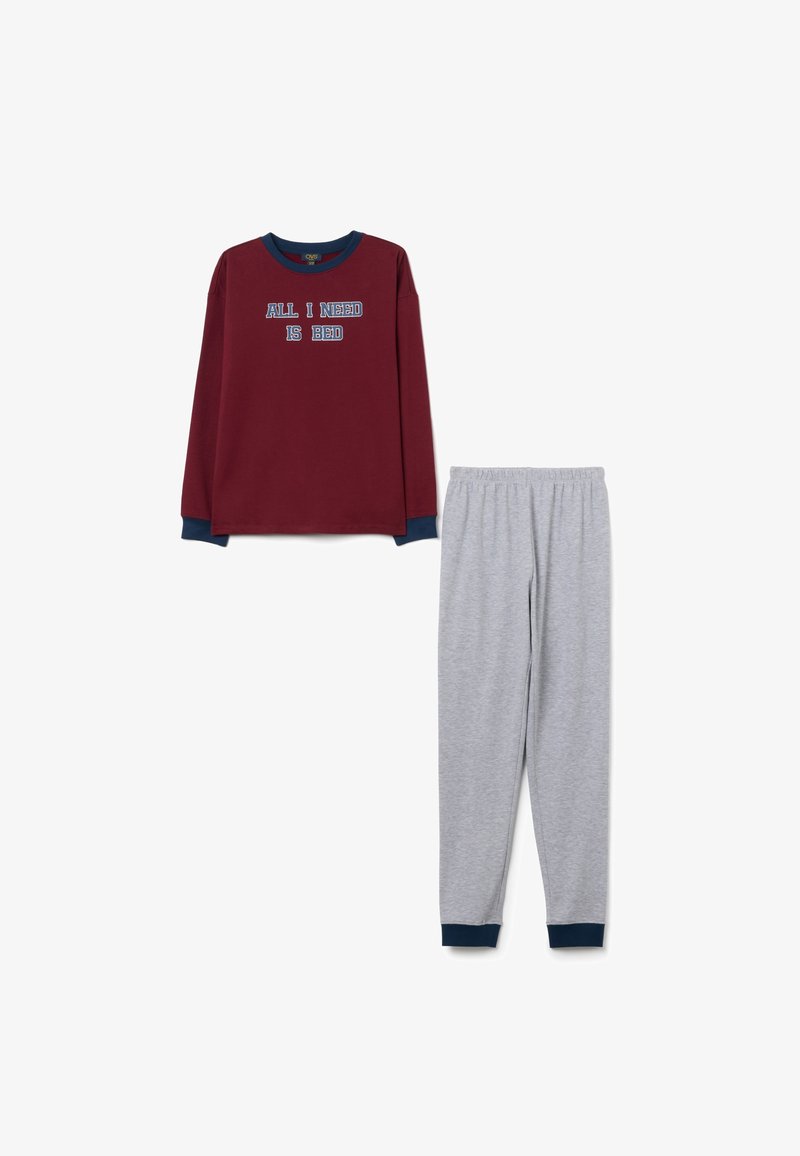 Top de manga larga color marrón burdeos con detalles en azul, que presenta el texto "TODO LO QUE NECESITO ES CAMA"; combinado con pantalones gris claro de cintura elástica.