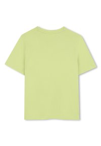 Camiseta de manga corta en tela de algodón verde lima claro, con cuello redondo y bordes limpios, con un diseño liso en la parte trasera.