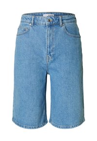 Denim kratke hlače u svijetloplavoj boji, s klasičnim dizajnom od pet džepova, prednjim kopčanjem na dugme i opuštenim krojem s prevrnutim rubovima.