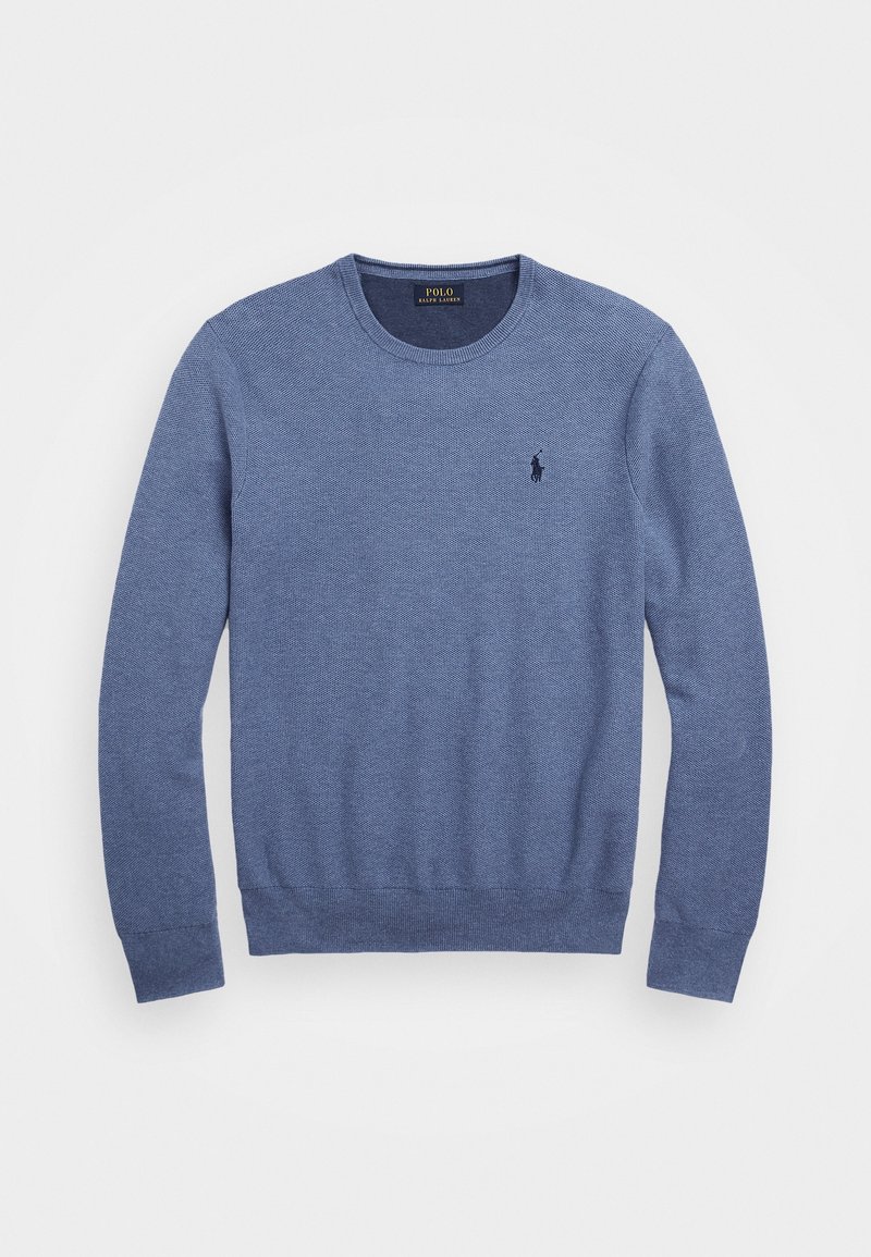 Pull bleu tricoté avec encolure ronde, poignets et ourlet côtelés. Présente un petit logo sombre sur le côté gauche de la poitrine et un tissu texturé.