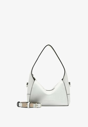 Weißes Lederhandtasche mit einer geschwungenen Form und schwarzen Akzenten. Enthält einen abnehmbaren Riemen mit einem beigen und weißen Design. Logo auf der Vorderseite.