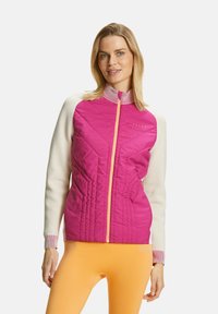 Steppjacke mit einer pinken Vorderseite und weißen Ärmeln, ausgestattet mit einem hohen Kragen und einem leichten Reißverschluss. Akzentuiert mit einem gestreiften Kragen.