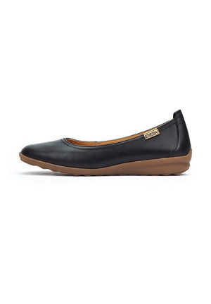 Ballerines en cuir noir avec un bout arrondi, semelle texturée marron et un branding subtil sur le côté. Design élégant avec des accents minimaux.
