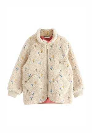 Veste en polaire sherpa crème avec fermeture éclair sur le devant, broderie florale, deux poches avant et poignets côtelés, doublure intérieure rose visible à l'ourlet.
