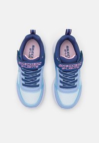 Dječje plave Skechers S-Lights tenisice s tamnoplavim vezicama, mrežastim panelima i ružičastim naglascima, prikazane odozgo na bijeloj pozadini.