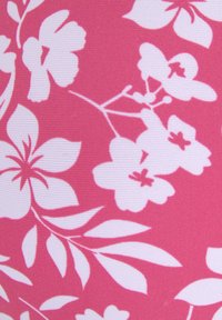 Tissu rose avec un motif floral comprenant des fleurs blanches et des feuilles. La texture semble côtelée, mettant en valeur le design floral.