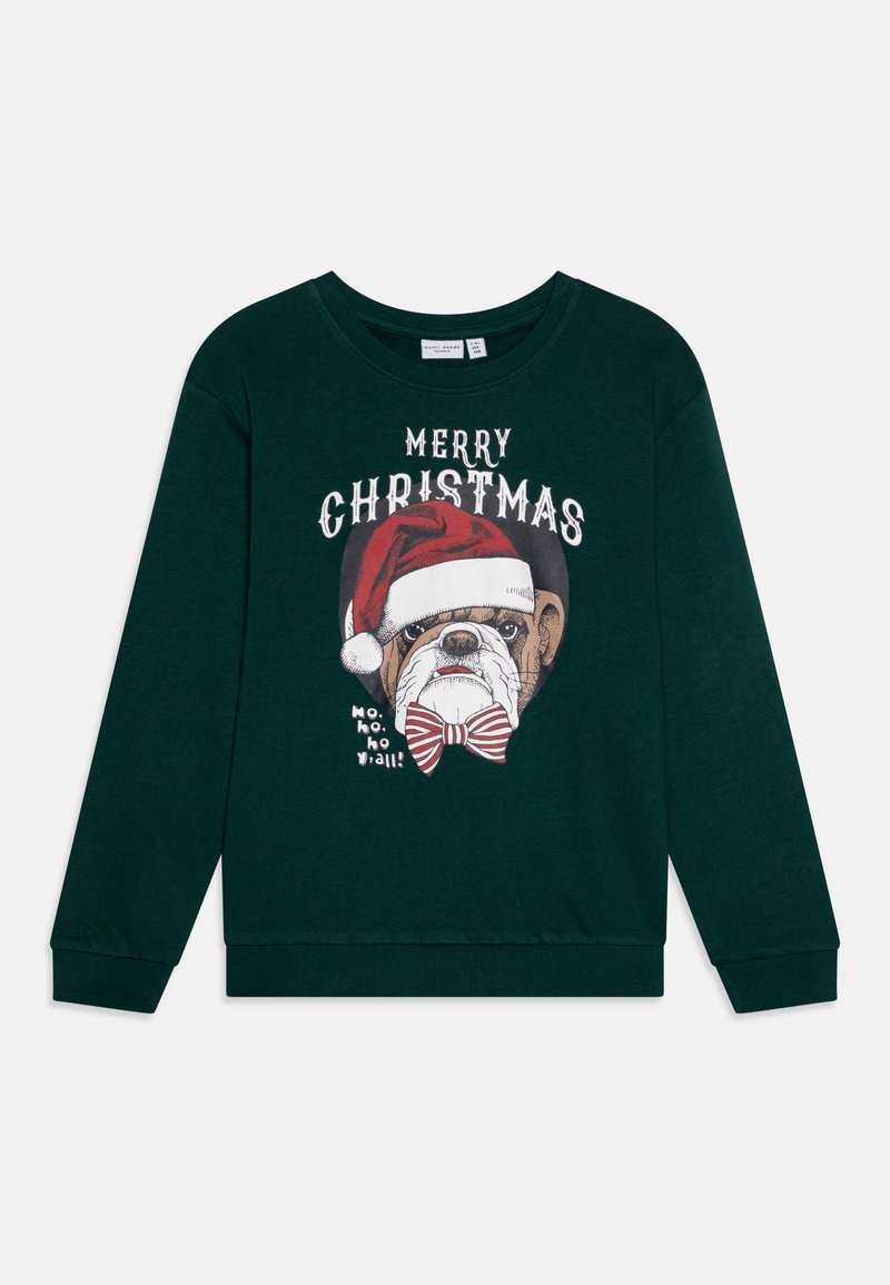 Pull-over vert foncé à manches longues avec un bouledogue portant un chapeau de Père Noël et un nœud papillon rayé, texte "Joyeux Noël" et "Ho, ho, ho tout le monde !"