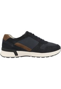 Herren-Sneaker mit einem Obermaterial aus navyblauem Textil, braunen Wildlederakzenten, einer weißen Zwischensohle und einer schwarzen Gummisohle, mit einem Schnürdesign vorne.