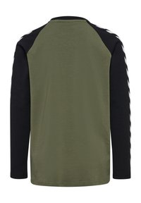 Långärmad skjorta med en olivgrön kropp och svarta raglanärmar. Vita diagonala ränder längs axlarna, mjuk textur.