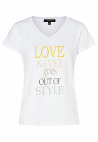 Weißes Baumwoll-T-Shirt mit V-Ausschnitt, kurzen Ärmeln und einem Textgrafik in Gelb, Grau und Hellgrün mit der Aufschrift "LIEBE GEHT NIE AUS DER MODE."