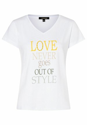 Witte katoenen T-shirt met een V-hals, korte mouwen en een tekstafbeelding in geel, grijs en lichtgroen met de tekst "LIEFDE VERGAAT NOOIT IN DE MODE."