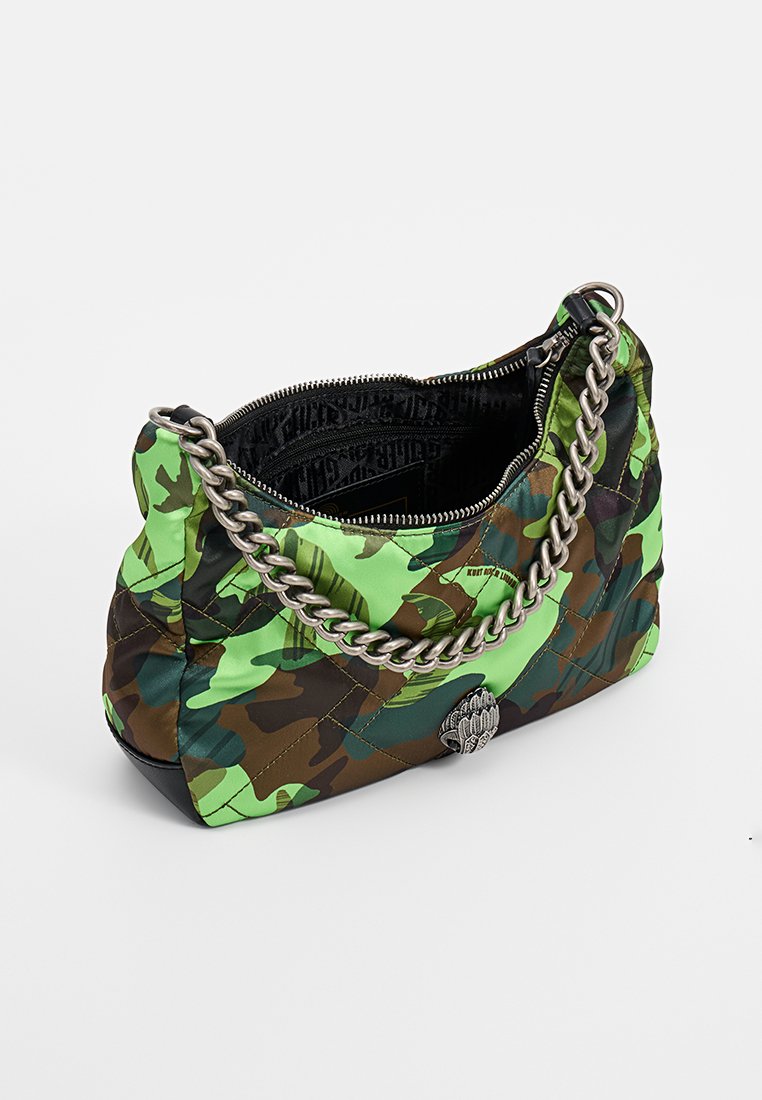 Camouflage-gepatteerde handtas van gewatteerde stof in groen, bruin en zwart. Voorzien van een zilverkleurige kettingriem en logo-detail. Ritssluiting.